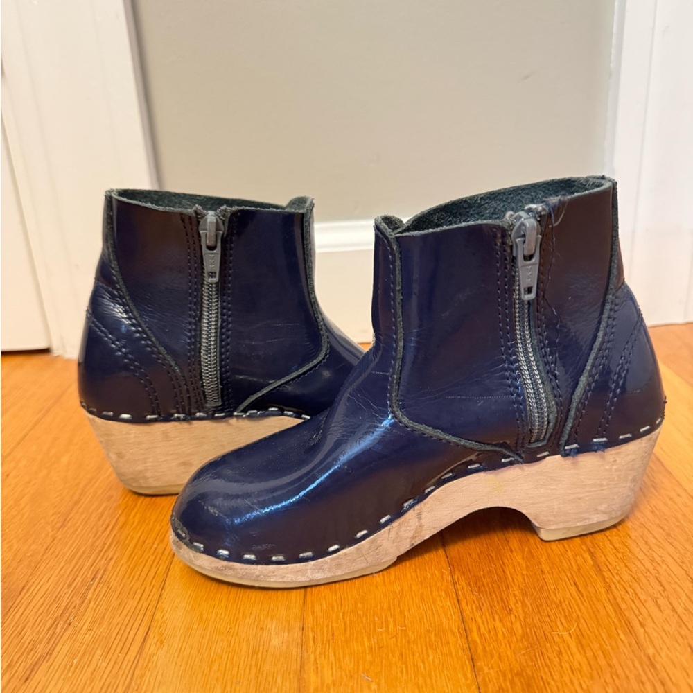 Hanna Anderson Navy Blue Patent Leather Ankle Boot Clogs | 31